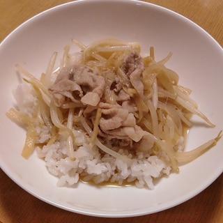 もやしと豚しゃぶ肉と新玉ねぎの丼